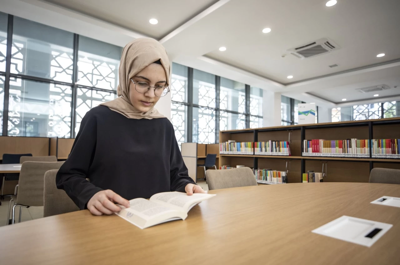 15-Year-Old Turkish Student Masters Five Languages, Inspires Linguists with Self-Taught Approach