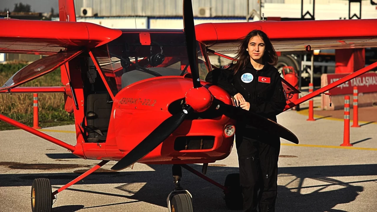 16-Year-Old Female Pilot Makes History with Solo Flight on Türkiye's Foundation Anniversary