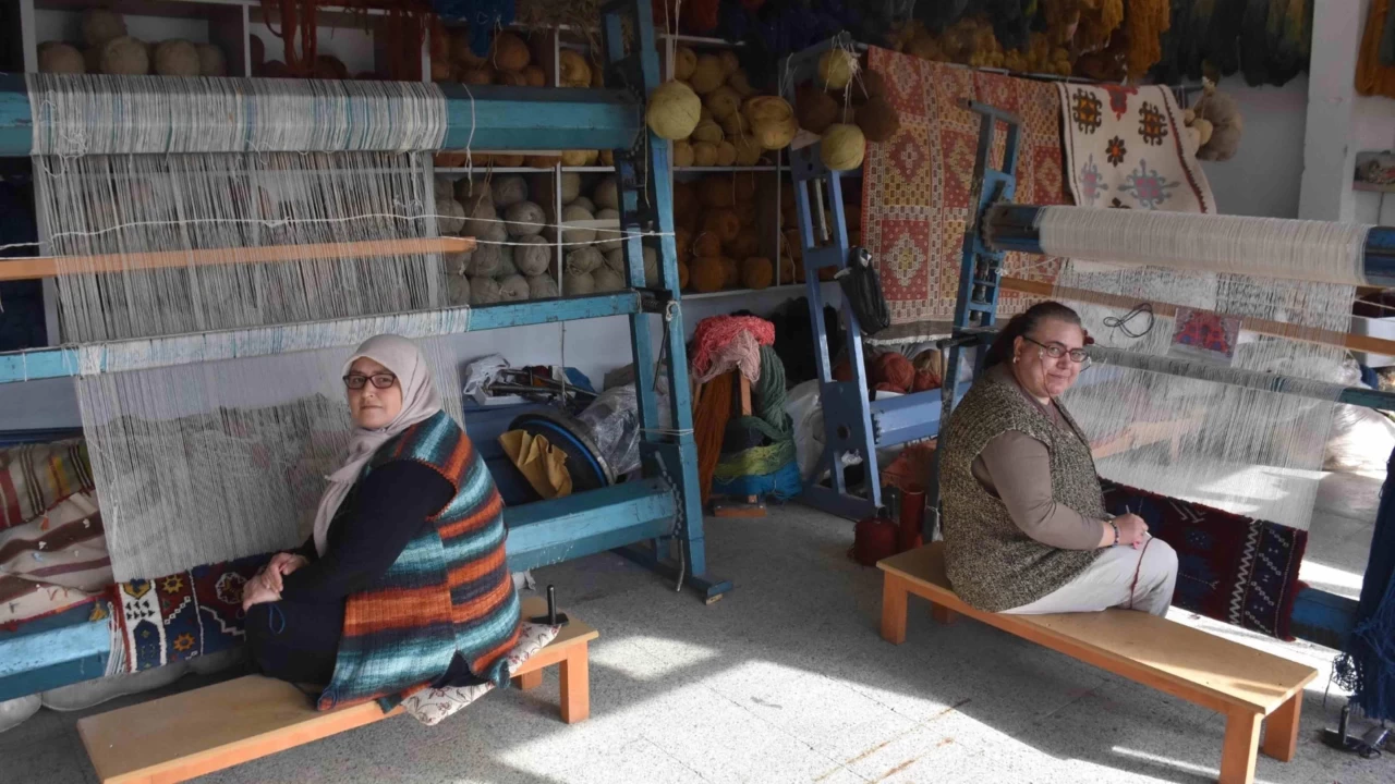 Preserving Bergama's Ancient Carpet Weaving Tradition: Kadriye Yakar's Inspiring Dedication