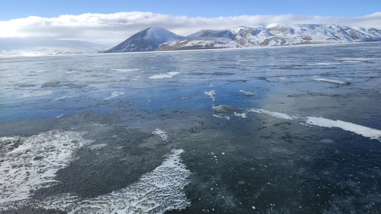 "Eastern Anatolia's Balık Lake Freezes Over, Transforming into a Winter Wonderland at 2,241 Meters Altitude"