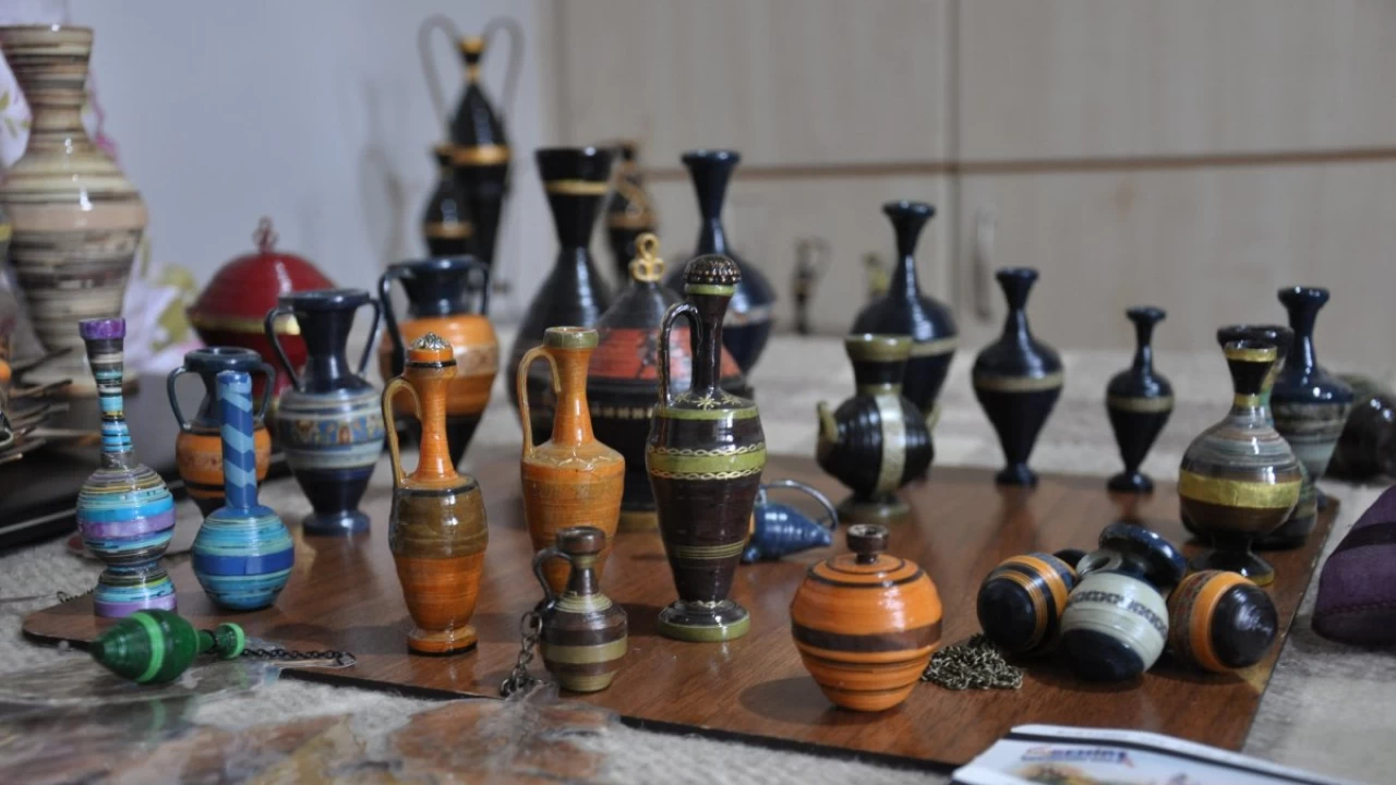 Eskişehir Resident Transforms Waste Papers into Art Pieces, Creating Unique Jewelry and Vases