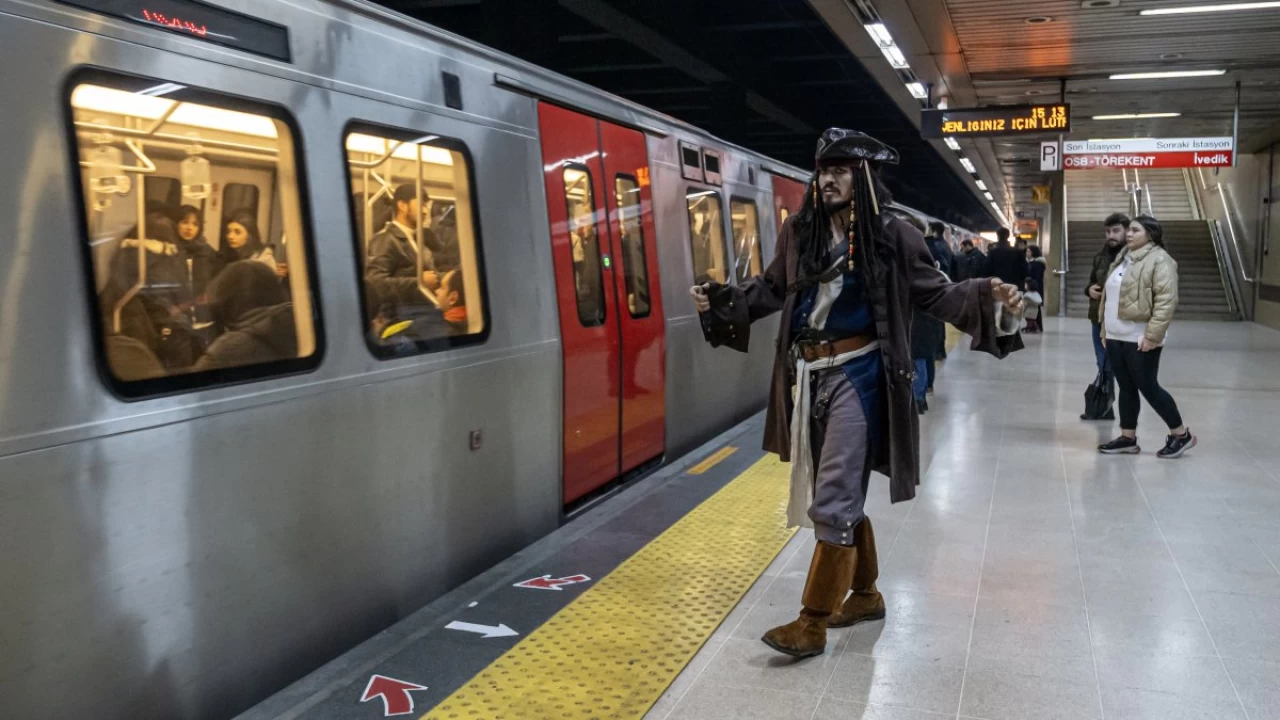 "CNC Operator Transforms into Jack Sparrow, Becomes Ankara's Local Sensation"