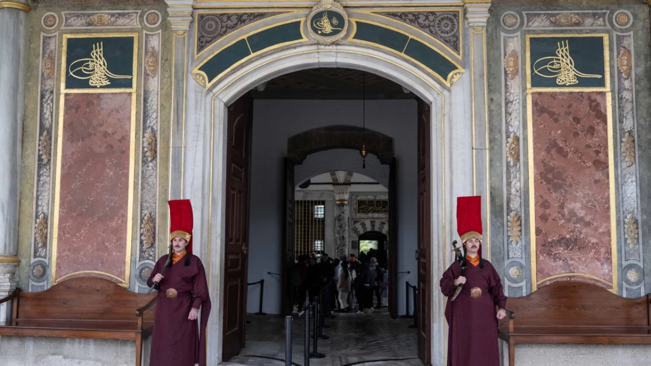 "Gendarmerie Officers at Topkapı Palace Wear Traditional Ottoman Uniforms, Enhancing Visitor Experience"