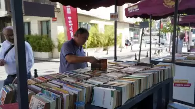 "Istanbul's Time-Honored Book Auctions Safeguard Literary Heritage in the Face of Progress"