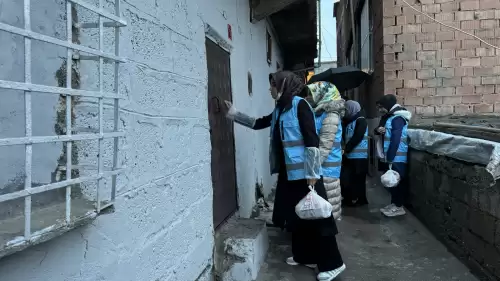 Türkiye's Diyarbakır students support neighbors with daily meal deliveries