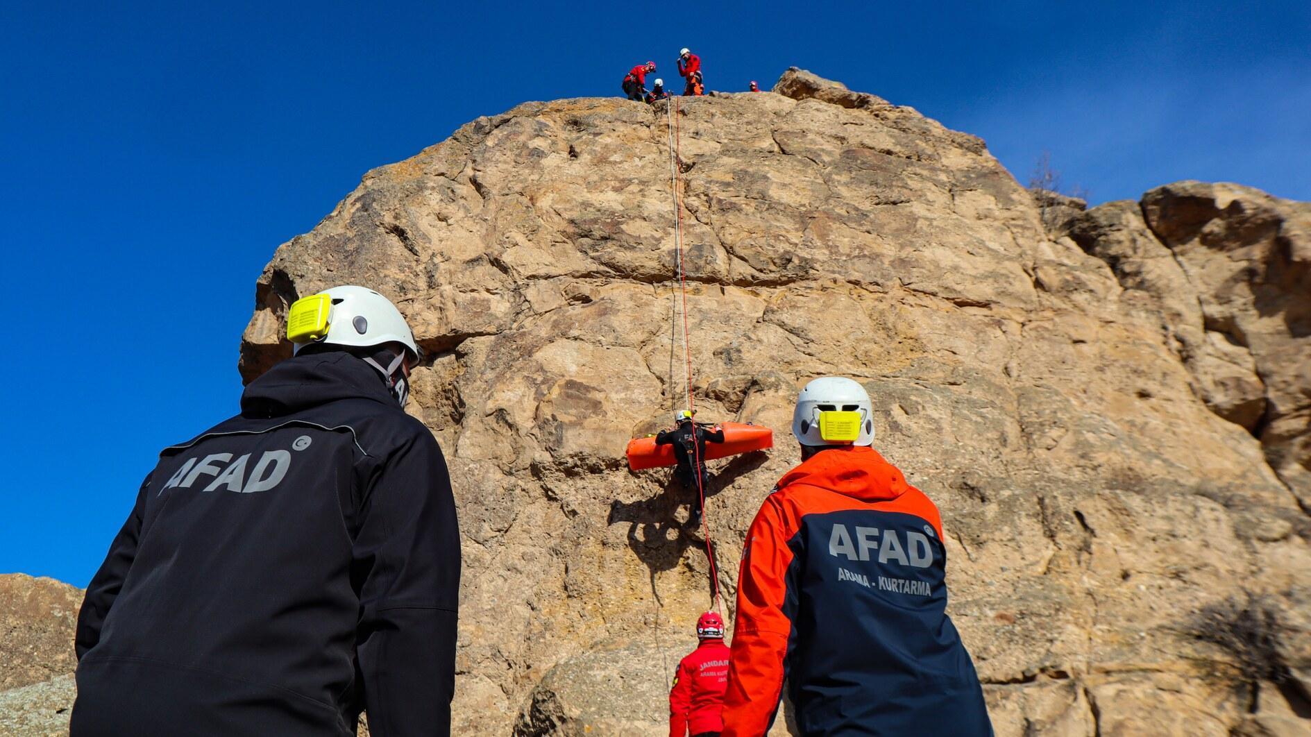 Türkiyes highest mountain hosts search, rescue training