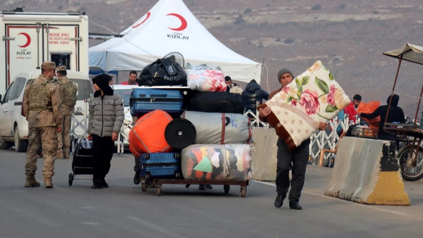 Syrians in Turkey rush to return home through crowded border gates