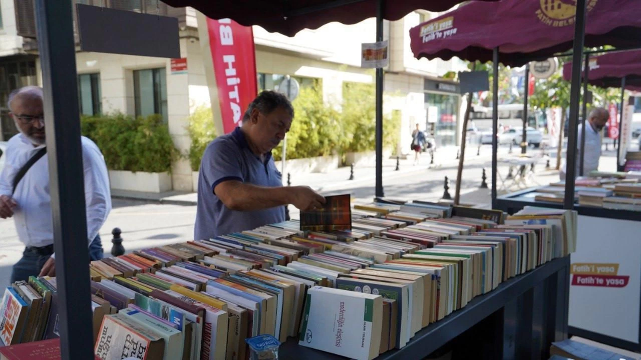 "Istanbul's Time-Honored Book Auctions Safeguard Literary Heritage in the Face of Progress"